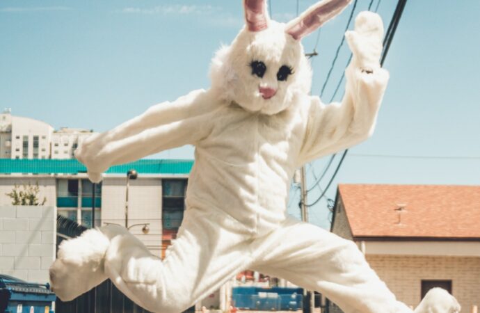 Easter Bunny races against Etownian mascots
