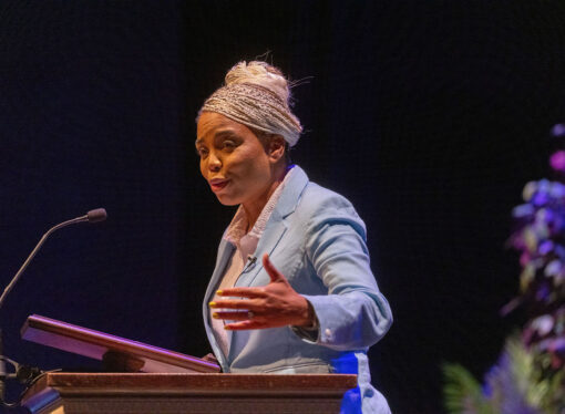Internationally acclaimed journalist speaks at Etown