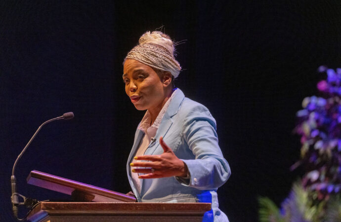 Internationally acclaimed journalist speaks at Etown
