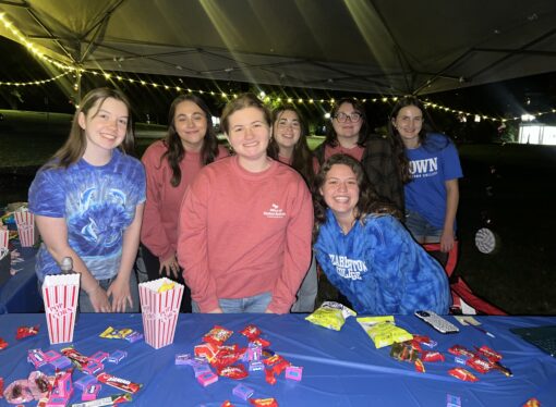  Etown students enjoy outdoor movie night on The Dell