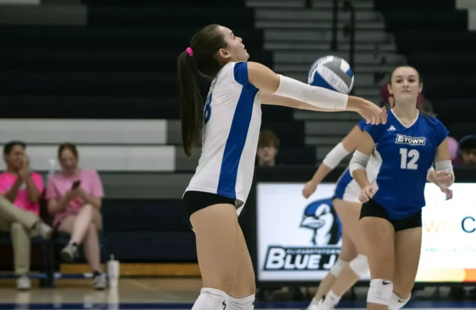Women’s volleyball brings out the brooms in sweep against Catholic
